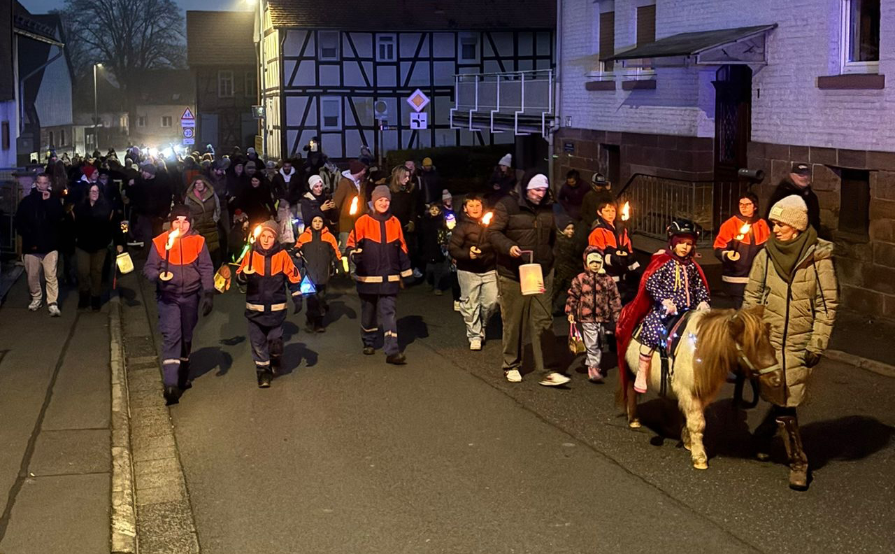 Laternenumzug von Feuerwehr und Kindergarten